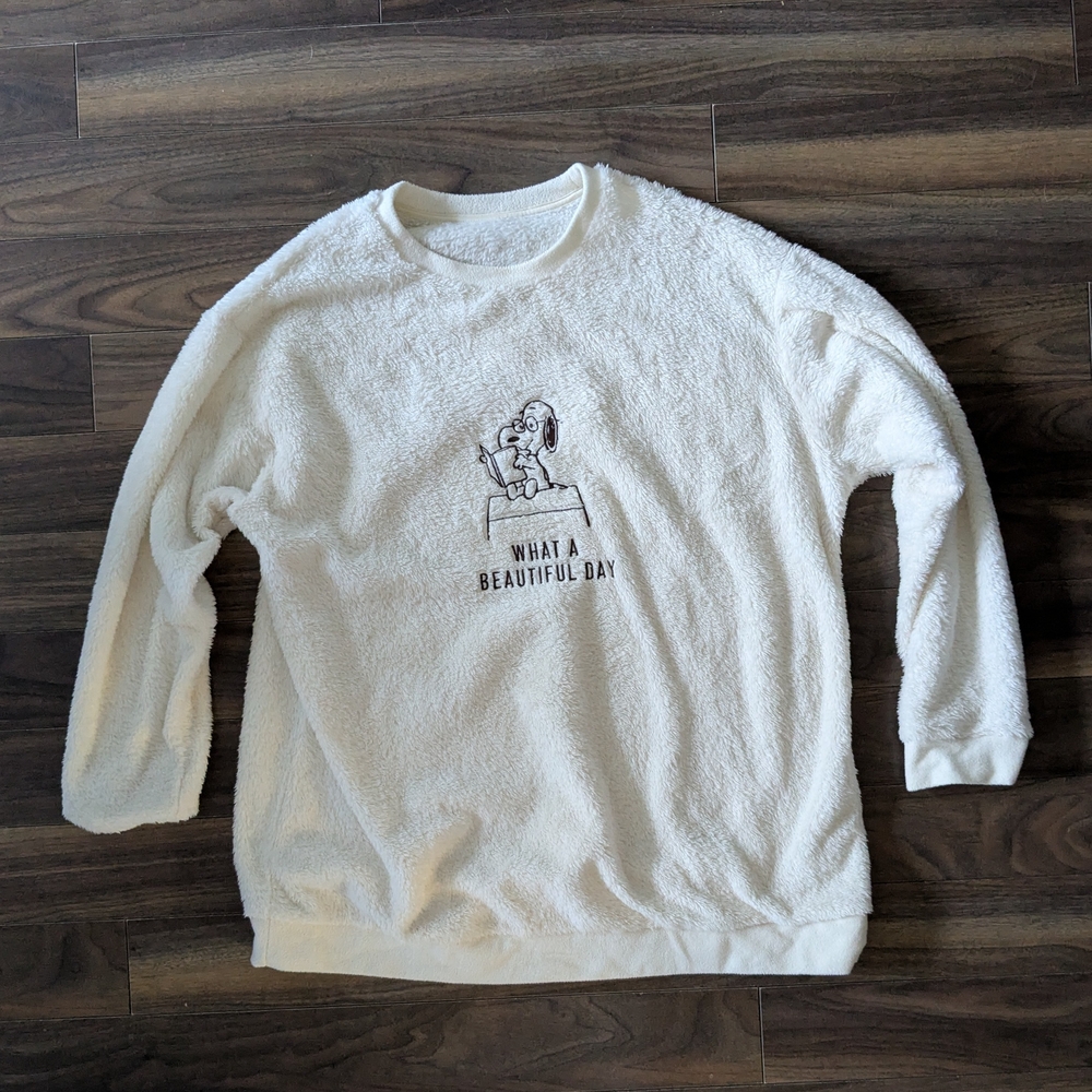 Uniqlo Cream Crewneck Sweatshirt with Snoopy Graphic